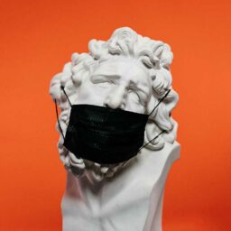 Skulptur mit Maske Edited // floo.Magazin