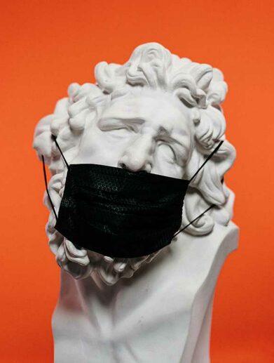 Skulptur mit Maske Edited // floo.Magazin