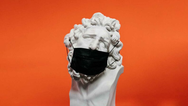 Skulptur mit Maske Edited // floo.Magazin