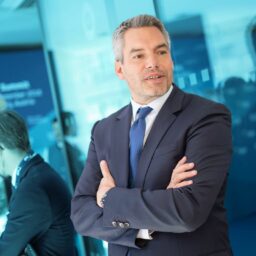 floo OeVP Nehammer WEB Cover // floo.Magazin