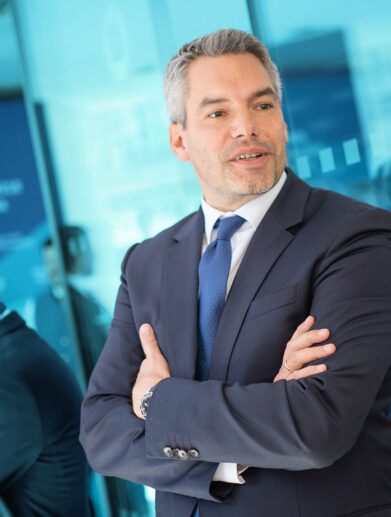 floo OeVP Nehammer WEB Cover // floo.Magazin