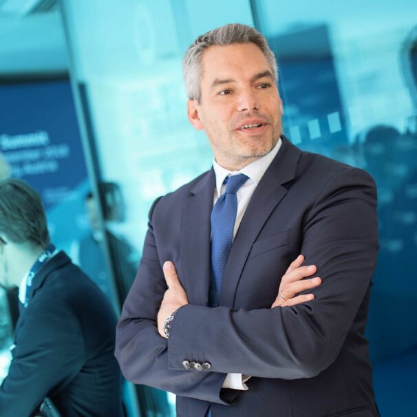 floo OeVP Nehammer WEB Cover // floo.Magazin