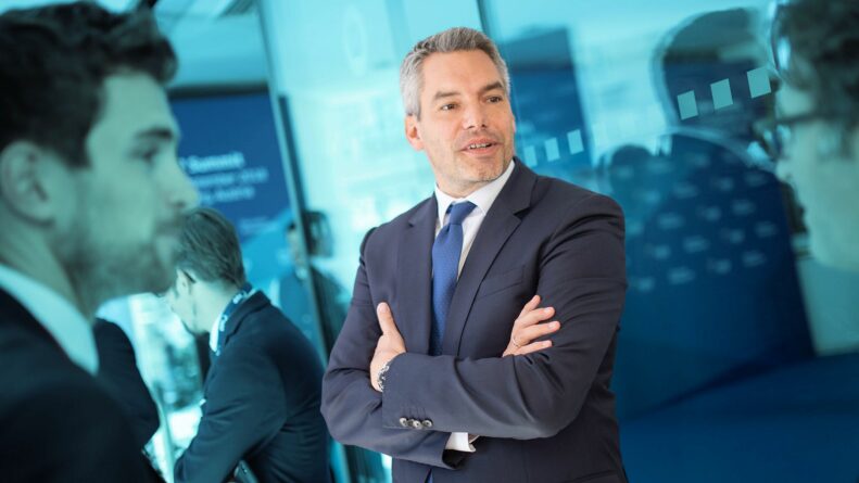 floo OeVP Nehammer WEB Cover // floo.Magazin