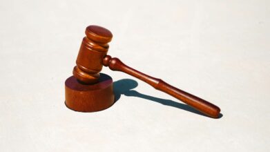 floo Schuelerin klagt WEB Cover // floo.Magazin