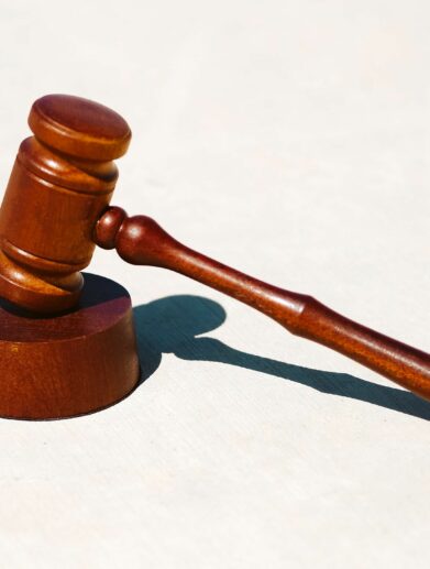 floo Schuelerin klagt WEB Cover // floo.Magazin