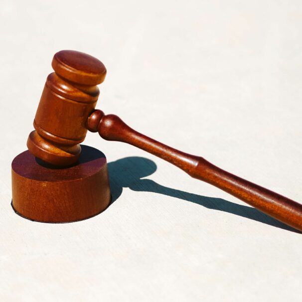 floo Schuelerin klagt WEB Cover // floo.Magazin