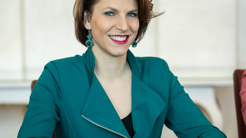 Karoline Edtstadler Wikimedia // floo.Magazin