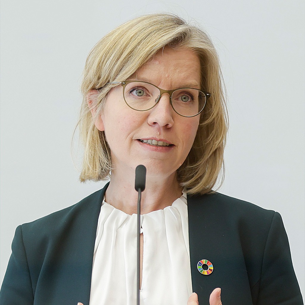 Leonore Gewessler Gruene BMFWenze // floo.Magazin