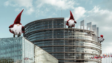 Was ist Amtsmissbrauch? Artikel Cover EU Parlament mit Zwergen, die wir nicht aus dem Bild bekommen