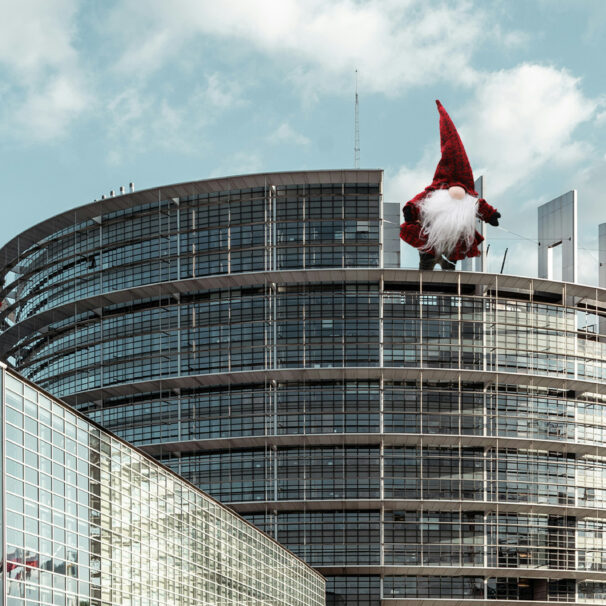 Was ist Amtsmissbrauch? Artikel Cover EU Parlament mit Zwergen, die wir nicht aus dem Bild bekommen